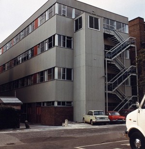 view Hammersmith Hospital, London, England: the intensive care and dialysis unit: exterior. Photograph by H. Windsley, 1972.