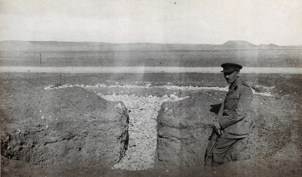 Tel-el-Kebir, Egypt: British soldier in a soakage pit, under construction. Photograph by J.D. Graham, 1914/1918 (?).