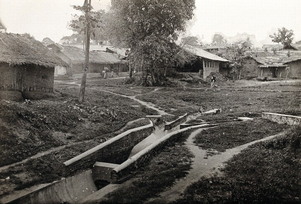 Guttering in an African (?) village. Photograph, 1905/1915 (?).