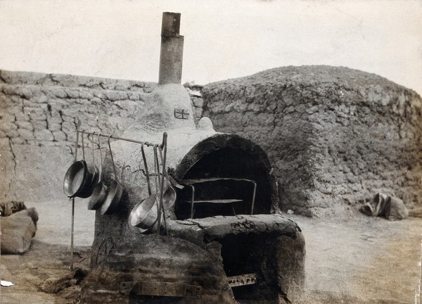 Ali Gharbi, Iraq (formerly Mesopotamia): an earthen field oven with metal cooking equipment on a British military camp. Photograph, 1914/1918 (?).