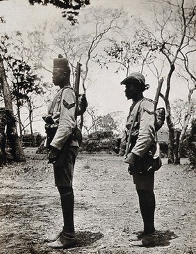 Nyangoa, Tanzania: two Nigerian Regiment soldiers (orderlies) posed in profile. Photograph, 1914/1918.