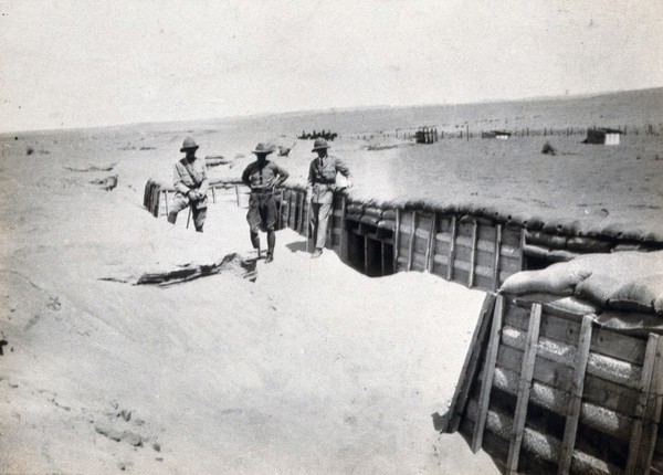 Sinai Desert, Egypt: first world war front line trenches with three (British) soldiers. Photograph, 1914/1918.