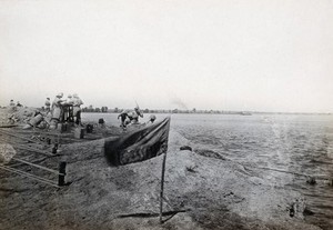 view The junction of the Euphrates river and the Shatt al Arab river, Iraq: (British ?) soldiers on the river bank. Photograph, 1914/1918.