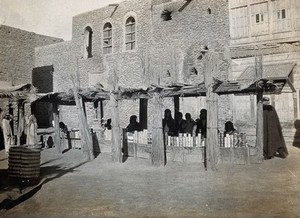 view Kurna, Iraq (formerly Mesopotamia): a market with vendors behind their stalls. Photograph, 1914/1918 (?).