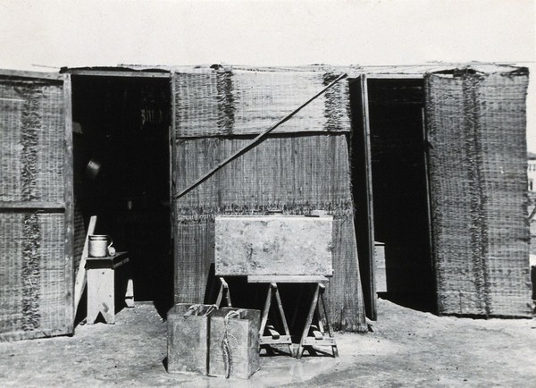 African hut with adjoining kitchen and toilet facilities. Photograph, 1905/1915.