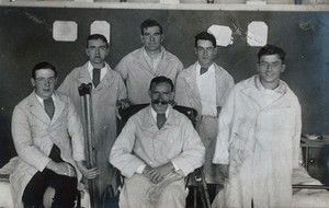 view First World War wounded soldiers: group portrait: four standing, two seated. Photograph, 1914/1918.