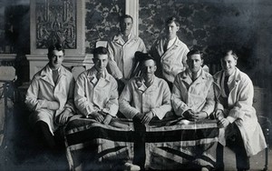 view First World War wounded soldiers holding the Union Jack flag: group portrait. Photograph, 1914/1918.