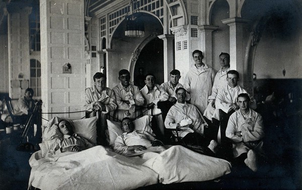 First World War wounded soldiers: group portrait. Photograph, 1914/1918.