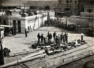 view World War One: Malta: wounded soldiers on stretchers in the dock. Photograph, 1914/1918.