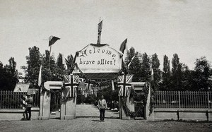 view World War One: Russia: a sign reading "Welcome Brave Allies!" with union jacks outside a military building. Photograph, 1914/1918.