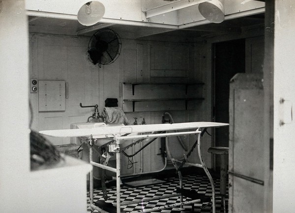 World War One: a Royal Naval hospital ship: an operating theatre. Photograph, 1914/1918.