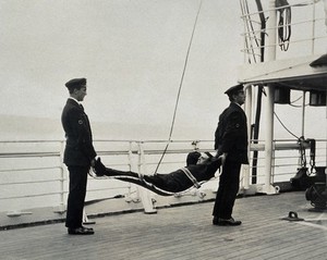 view World War One: a Royal Naval hospital ship: a stretcher is demonstrated. Photograph, 1914/1918.