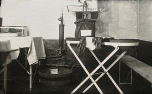 view World War One: the H.M.S. Barham: equipment in the medical station. Photograph, 1914/1918.