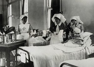 view World War One: the H.M.S. Barham: operating theatre with three medics. Photograph, 1914/1918.