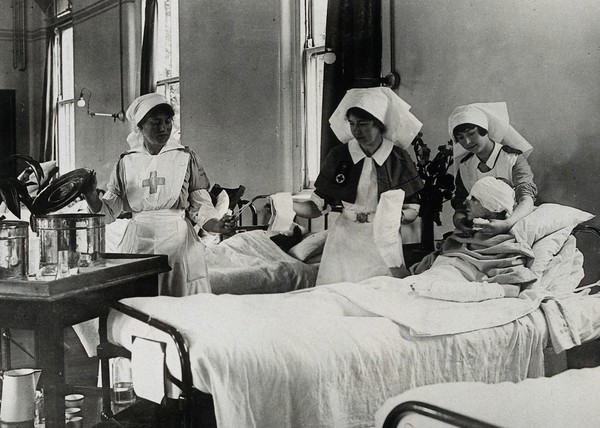 World War One: the H.M.S. Barham: operating theatre with three medics. Photograph, 1914/1918.