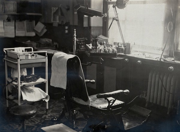 The Royal Naval Hospital, Chatham: dental room. Photograph, 1914/1918.