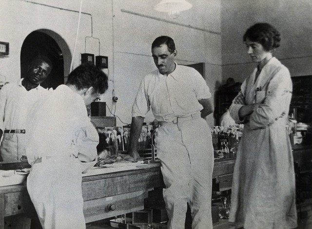 Medical Research Institute, Accra: medical researchers working on yellow fever. Photograph, 1928.