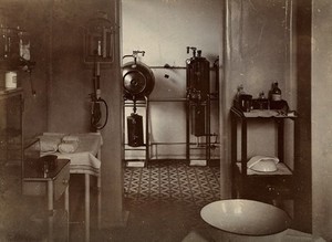view Wotton Lodge, Gloucester: operating theatre and sterilizing room. Photograph, ca. 1909.