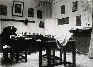 view Cooke's School of Anatomy (London School of Anatomy), London: interior, showing Edward Knight with anatomical specimens. Photograph, ca. 192-.