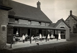 view Nottingham: open air treatment of sick children. Photograph, ca. 191-.