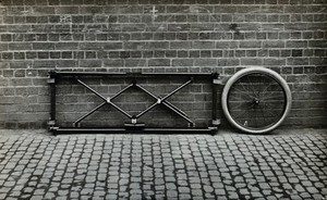 view Closes' mono-wheel stretcher, in closed position, folded against a wall. Photograph, 1915/1918.