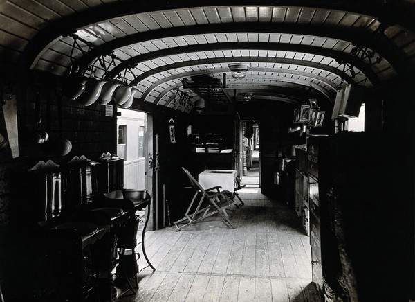 A Swiss hospital train, World War I: interior view of a converted goods train, used to transport severely wounded prisoners of war. Photograph, 1914/1918.