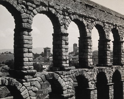 Arches of a Roman aqueduct, Segovia, Spain. Photograph by Foto Aida, 1910/1936?.