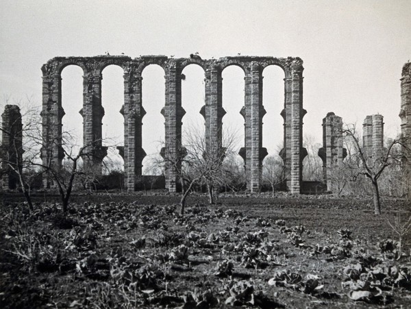 Roman aqueduct, Merida, near Badajoz, Spain. Photograph Foto Aida, 1910/1936?.