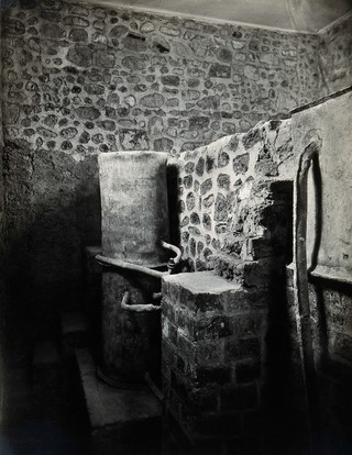Pompeii: a Roman villa calidarium (hot bath), showing water tanks and pipes. Photograph by Fratelli Alinari, 1931.