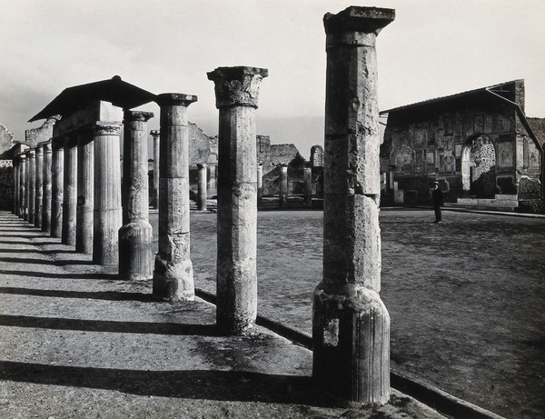 Pompeii: the columns of the Stabian baths gymnasium. Photograph by Alinari, 1931.