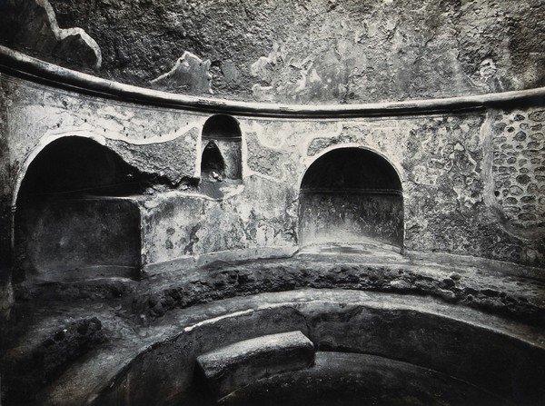 Pompeii: the Stabian baths frigidarium (cooling room). Photograph by Alinari, 1931.