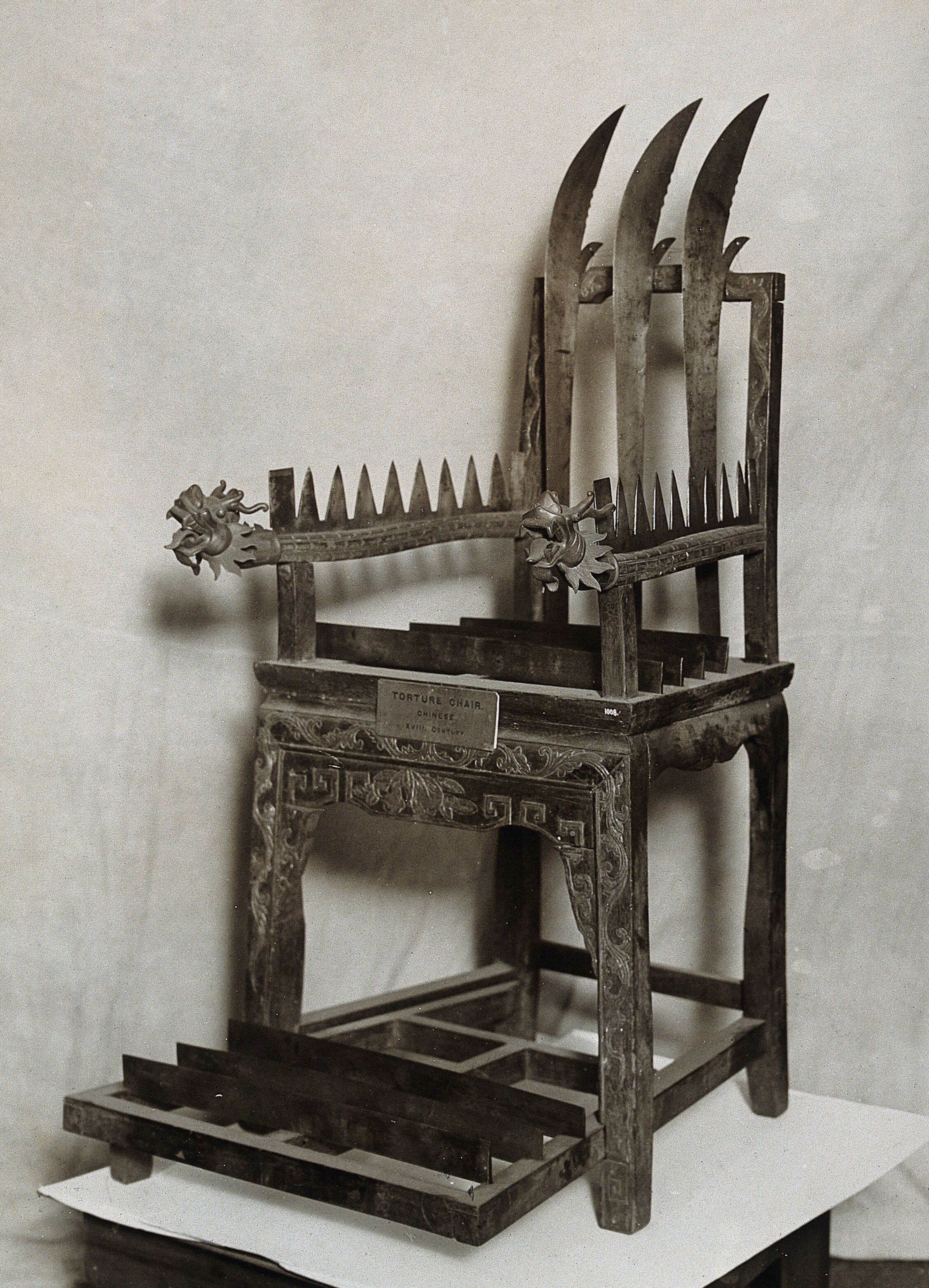 china a chair equipped with blades for performances