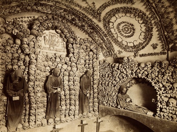 Santa Maria della Concezione, Rome: skulls and skeletons of the friars arranged in arches and columns around the walls of the Convento dei Cappuccini. Photograph.