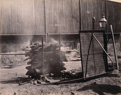 Bombay (Mumbai): a body burning on a funeral pyre. Photograph.