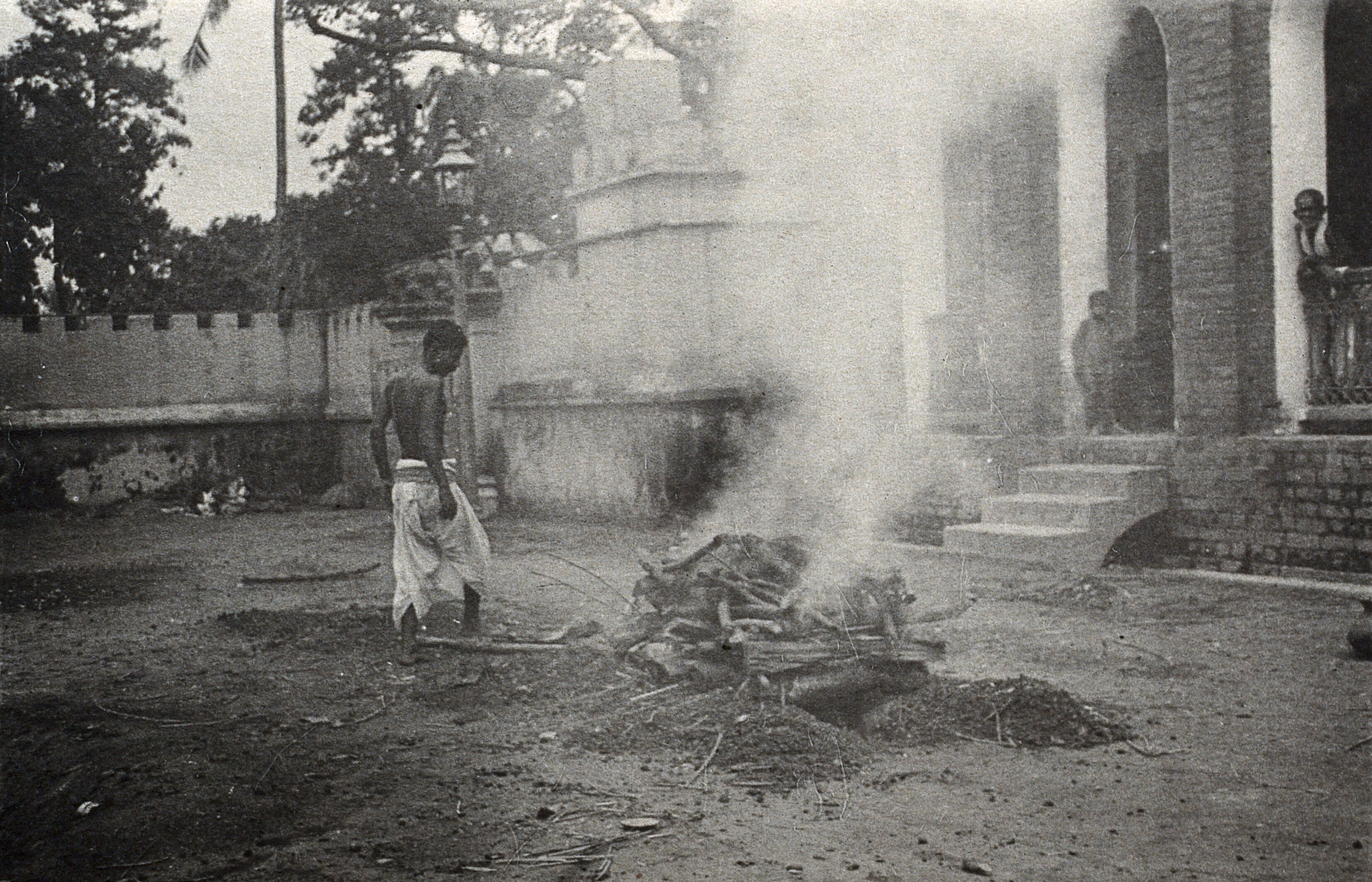 Calcutta, West Bengal: the dead body of a man burning on a funeral pyre ...