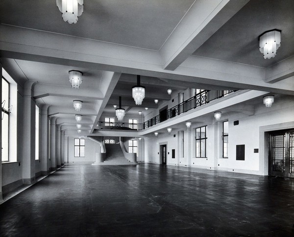 The Wellcome Research Institution building, Euston Road, London: the Hall of Statuary of the Wellcome Historical Medical Museum, May 1932, before occupation. Photograph.