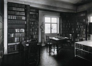 view The Wellcome Building, Euston Road, London: a corner of the Hall of Statuary as adapted for the Library, c. 1960. Photograph.