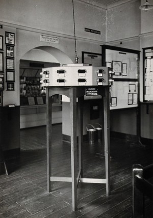 view The Wellcome Building, Euston Road, London: a device for viewing photomicrographs in the Wellcome Museum of Medical Science. Photograph.