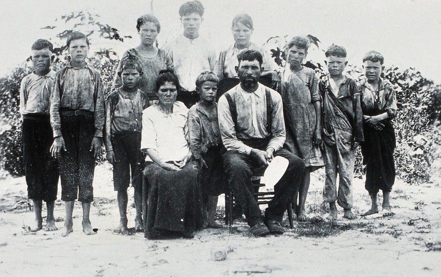 Ankylostomiasis: parents and ten children in the USA (?) with hookworm disease. Photograph, 1926.