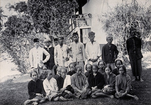 Sarawak: people of the Sibuyaus tribe from the Lundu region. Photograph.