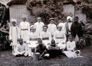 view Indian men in white uniforms (domestic staff ?): group portrait. Photograph, ca. 1900.