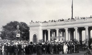 view Prinsep Ghat, Calcutta, India: the Prince and Princess of Wales (later King George V and Queen Mary) seated beneath a canopy, behind a crowd of onlookers. Photograph, 1906.