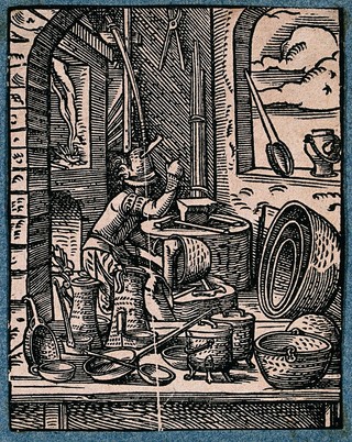 A coppersmith who makes kitchen utensils and tankards of copper hammers a brazier on his anvil. Woodcut by J. Amman.