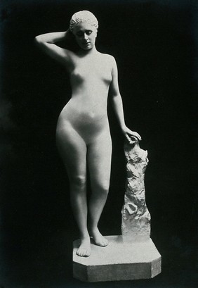 A young woman, posing naked in a classical attitude, in a photographic studio. Photograph, ca.1900/1906.