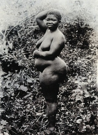 A Khoikhoi woman in profile standing in the field. Photograph, ca.1900.