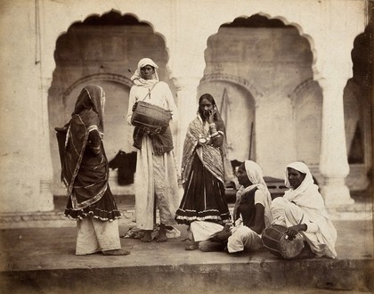 India (?): musicians, with drums, in traditional dress. Photograph, 1880/1900 (?).