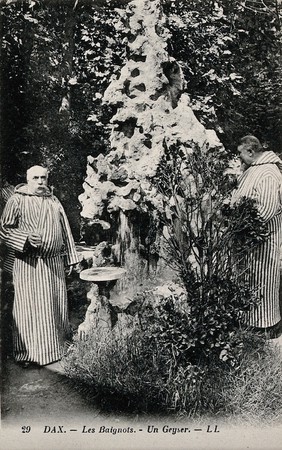 Dax, France: patients from a thermal establishment, next to a geyser. Photographic postcard, ca. 1920.