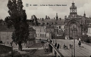 view The Ouche bridge and the general hospital in Dijon, France. Photographic postcard, ca. 1910.