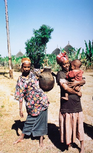 view Water supply: carrying wate in an earthenware pot