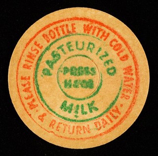 Pasteurized milk : please rinse bottle with cold water & return daily.